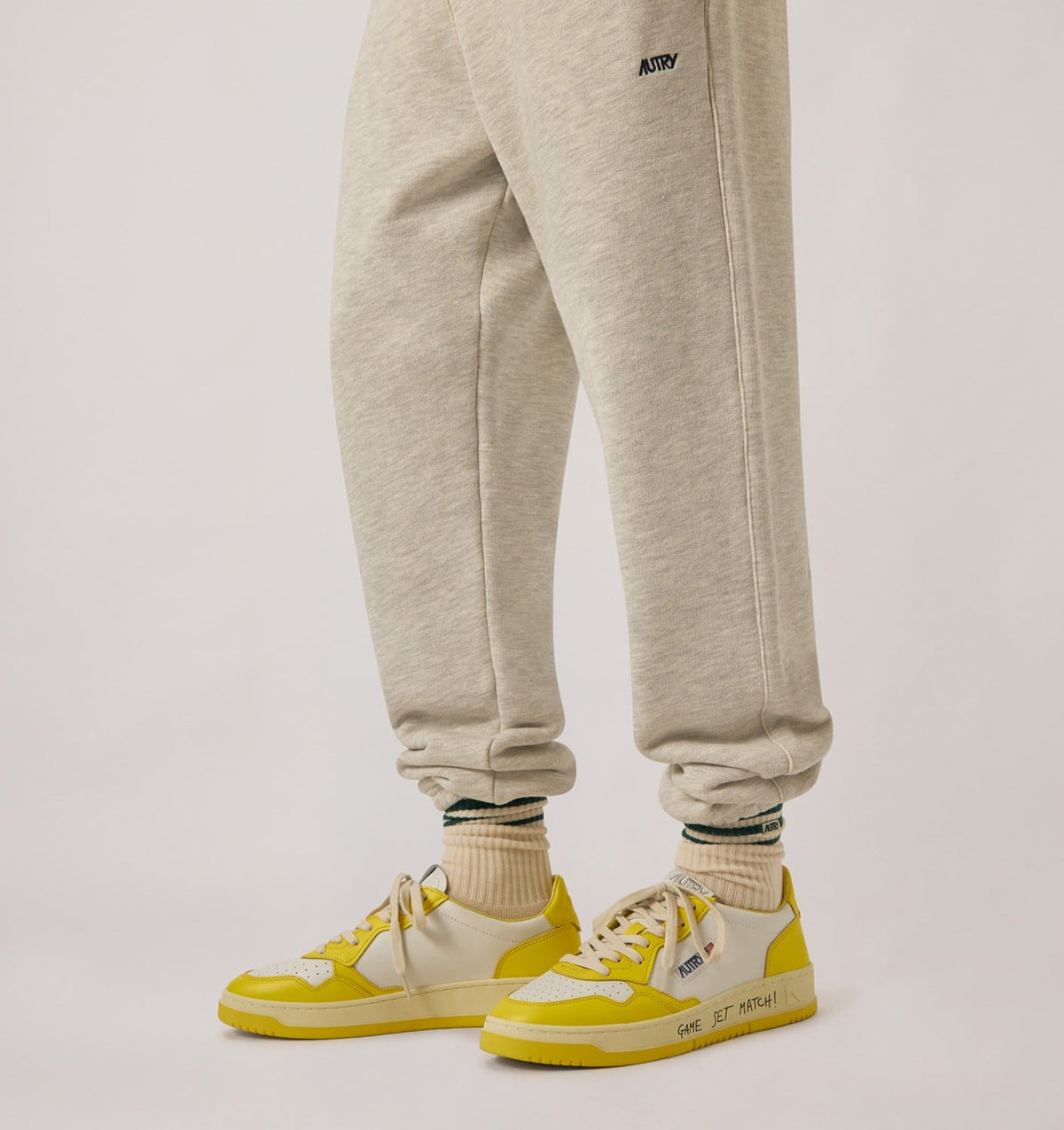 AUTRY Man MEDALIST LOW SNEAKERS IN WHITE AND SLICKER LEATHER WITH LETTERING