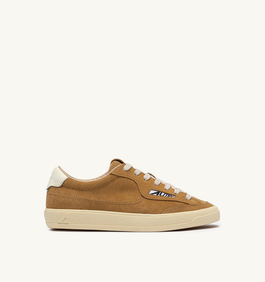 AUTRY Man WINDSCAPE LOW SNEAKERS IN COPPER BROWN AND MARSHMALLOW SUEDE