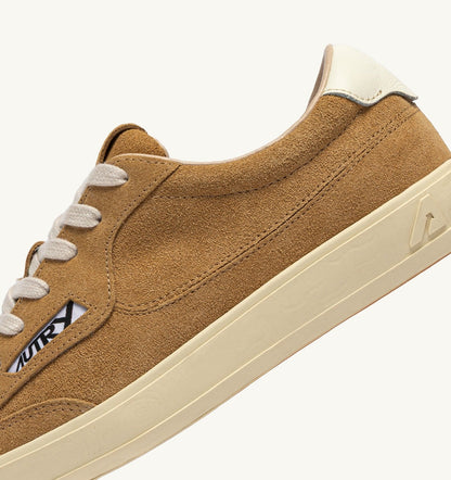 AUTRY Man WINDSCAPE LOW SNEAKERS IN COPPER BROWN AND MARSHMALLOW SUEDE