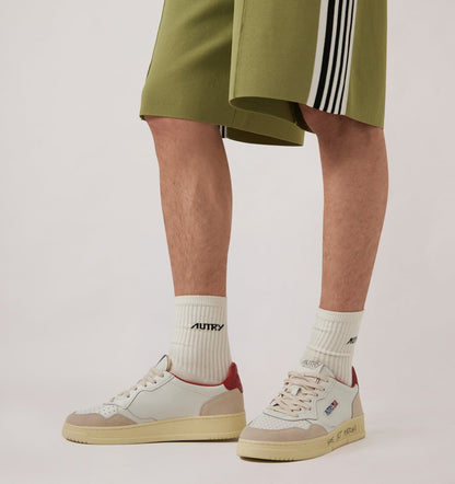 AUTRY Man MEDALIST LOW SNEAKERS IN WHITE AND RED SUEDE AND LEATHER WITH LETTERING