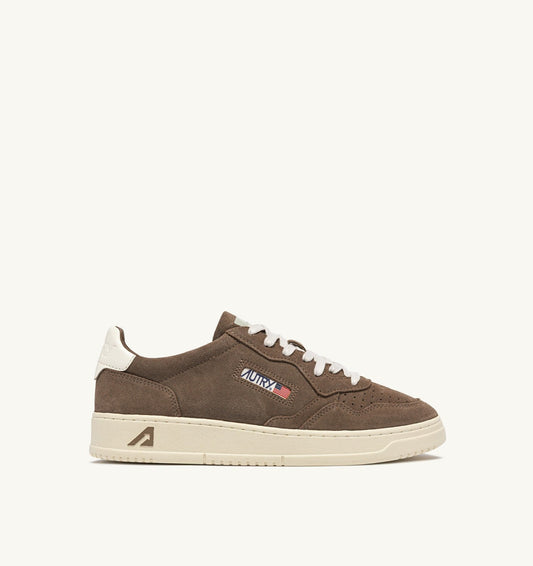 AUTRY Man MEDALIST LOW SNEAKERS IN CIGAR AND WHITE SUEDE