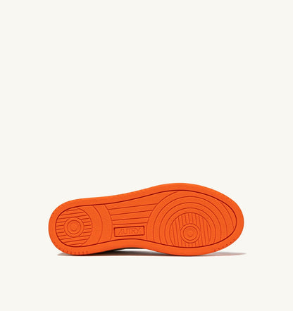 AUTRY Man MEDALIST LOW BICOLOR SNEAKERS IN WHITE AND PARSIMMON ORANGE LEATHER