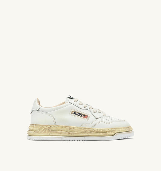 AUTRY Man MEDALIST LOW SUPER VINTAGE 'Autry x Maison MIHARA YASUHIRO General Scale.' SNEAKERS IN WHITE LEATHER