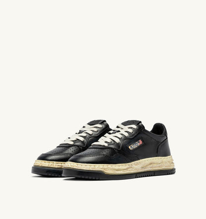 AUTRY Man MEDALIST LOW SUPER VINTAGE 'Autry x Maison MIHARA YASUHIRO General Scale.' SNEAKERS IN BLACK LEATHER