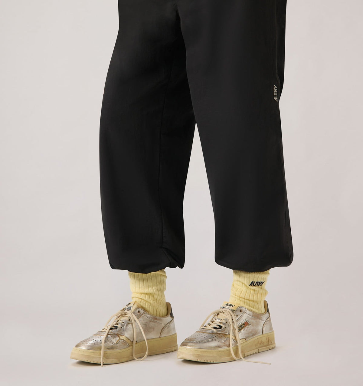 AUTRY Woman MEDALIST LOW SUPER VINTAGE SNEAKERS IN SILVER, PLATINUM AND BLACK LEATHER