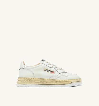 AUTRY Woman MEDALIST LOW SUPER VINTAGE 'Autry x Maison MIHARA YASUHIRO General Scale.' SNEAKERS IN WHITE LEATHER