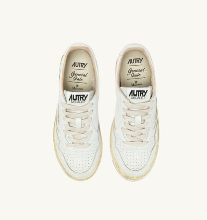 AUTRY Woman MEDALIST LOW SUPER VINTAGE 'Autry x Maison MIHARA YASUHIRO General Scale.' SNEAKERS IN WHITE LEATHER