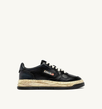 AUTRY Woman MEDALIST LOW SUPER VINTAGE 'Autry x Maison MIHARA YASUHIRO General Scale.' SNEAKERS IN BLACK LEATHER