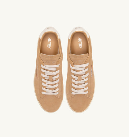 AUTRY Woman DALLAS LOW SNEAKERS IN PEANUT SUEDE